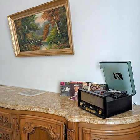 Maison De Style Tout Confort, Position Ideale, Avec Clim Et Petit Exterieur Orange  Bagian luar foto
